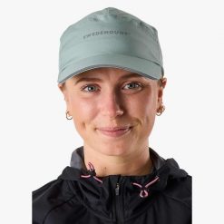 Czapka do biegania unisex Swedemount Ultra Light Running Cap szybkoschnąca. Czerwone czapki damskie SWEDEMOUNT, bez wzorów, z materiału, sportowe. Za 79.99 zł.