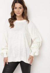 Jasnobeżowy Sweter o Kroju Oversize z Szerokimi Ściągaczami Nittia. Brązowe swetry nierozpinane damskie Born2be, m, bez wzorów, biznesowe, bez kołnierzyka, bez ramiączek. Za 89.99 zł.