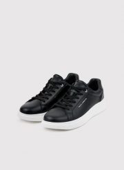 PAKO LORENTE – Czarne sneakersy męskie z logo PL. Czarne buty sportowe męskie Pako Lorente, bez wzorów, bez zapięcia. Za 199.99 zł.