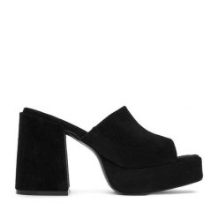 Klapki DeeZee. Czarne klapki damskie DeeZee, bez wzorów, bez obcasa, bez zapięcia. Za 139.99 zł.