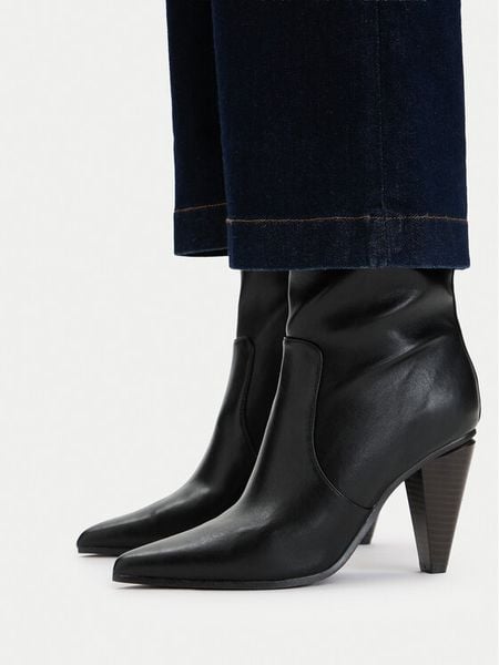 MEXX Botki EO-MI001804363W Czarny. Czarne botki damskie Mexx, bez wzorów, bez obcasa, na słupku, bez zapięcia. Za 379.99 zł.