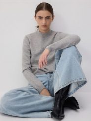 Sweter z perełkami - jasnoszary. Szare swetry nierozpinane damskie Reserved, l, bez wzorów, z dzianiny, bez kołnierzyka, bez ramiączek. W wyprzedaży za 49.99 zł.