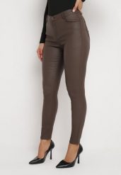 Brązowe Spodnie Skinny z Imitacji Skóry Awileda. Brązowe spodnie materiałowe damskie Born2be, bez wzorów, z jeansu, biznesowe, z podwyższonym stanem. Za 79.99 zł.