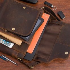 Torba męska skórzana na ramię laptopa 15,6" Beltimore N26. Brązowe torby na laptopa damskie bez wzorów. Za 349.98 zł.