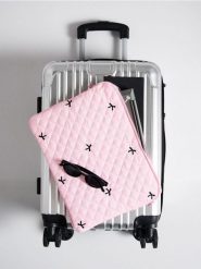 Pikowana torba na laptopa z motywem kokard - różowy. Czerwone torby na laptopa damskie Sinsay, bez wzorów, pikowane. Za 25.99 zł.