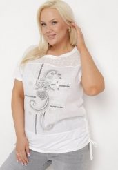 Biały T-shirt z Bawełny Ozdobiony Cyrkoniami i Ściągaczami po Bokach Forena. Białe t-shirty damskie Born2be, xl, z aplikacjami, z bawełny, bez kołnierzyka, bez ramiączek. Za 34.99 zł.