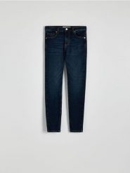 Jeansy slim fit ze średnim stanem - granatowy. Niebieskie jeansy damskie Reserved, bez wzorów, z bawełny. Za 99.99 zł.