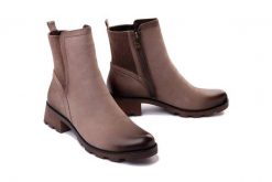CAPRICE 25227-41 356 mud nubuc, botki damskie. Brązowe botki damskie Caprice, na zimę, bez wzorów, bez obcasa, na obcasie, bez zapięcia. Za 439.90 zł.