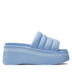 Klapki Tommy Jeans. Niebieskie klapki damskie Tommy Jeans, bez wzorów, z jeansu, bez obcasa, bez zapięcia. Za 299.99 zł.