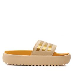 Klapki adidas. Czerwone klapki damskie Adidas, bez wzorów, sportowe, bez obcasa, bez zapięcia. Za 169.99 zł.