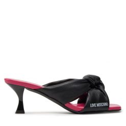 Klapki LOVE MOSCHINO. Czarne klapki damskie Love Moschino, bez wzorów, bez obcasa, bez zapięcia. Za 1,809.00 zł.