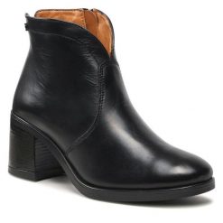 Botki Lasocki. Czarne botki damskie Lasocki, bez wzorów, bez obcasa, na słupku, bez zapięcia. Za 269.99 zł.