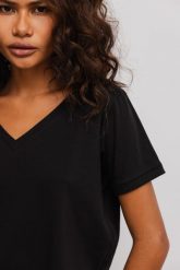 T shirt z dekoltem w kształcie V w kolorze CZARNYM - V NECK-XL. Czarne t-shirty damskie Marsala, s, bez wzorów, z bawełny, eleganckie, bez kołnierzyka, bez ramiączek. Za 69.90 zł.