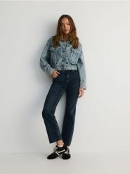 Jeansy mini flare z wysokim stanem - granatowy. Niebieskie jeansy damskie Reserved, bez wzorów, z bawełny, z podwyższonym stanem. W wyprzedaży za 49.99 zł.