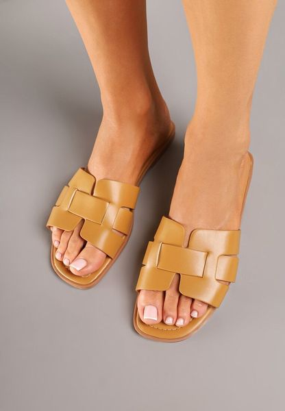 Jasnobrązowe Klapki z Ozdobnymi Paskami Pollaloria. Brązowe klapki damskie Born2be, na lato, bez wzorów, bez obcasa, na płaskiej podeszwie, bez zapięcia. Za 49.99 zł.