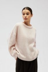 Sweter oversize z bufiastymi rękawami w kolorze STRAWBERRY FRAPPE - RIVERO-UNI. Czerwone swetry nierozpinane damskie Marsala, na lato, bez wzorów, z wełny, bez kołnierzyka, bez ramiączek. Za 249.90 zł.