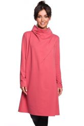 Sukienka dresowa oversize trapezowa z wysokim kołnierzem różowa. Czerwone sukienki damskie Sukienki.shop, na co dzień, l, bez wzorów, z bawełny, bez kołnierzyka, bez ramiączek, oversize. W wyprzedaży za 167.00 zł.