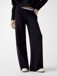 Guess Jeans Spodnie dresowe W6RB43 KD122 Czarny Regular Fit. Czarne spodnie materiałowe damskie Guess Jeans, z aplikacjami, z dresówki. Za 283.99 zł.