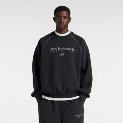 Bluza męska New Balance MT61U4JOBK – czarna. Czarne bluzy sportowe męskie New Balance, l, bez wzorów, z bawełny, bez kaptura. Za 279.99 zł.