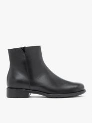 Czarne skórzane botki. Czarne botki damskie Ryłko, bez wzorów, ze skóry, eleganckie, za kostkę, bez obcasa, na płaskiej podeszwie, bez zapięcia. Za 479.99 zł.