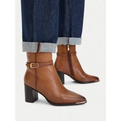 Botki MEXX. Brązowe botki damskie Mexx, bez wzorów, bez obcasa, na słupku, bez zapięcia. Za 449.99 zł.