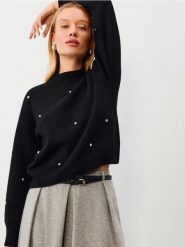 Sweter z domieszką wiskozy i koralikami - czarny. Czarne swetry nierozpinane damskie Sinsay, l, bez wzorów, z wiskozy, bez kołnierzyka, bez ramiączek. Za 59.99 zł.