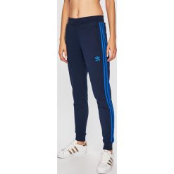 Adidas Originals - Spodnie. Niebieskie spodnie materiałowe damskie adidas Originals, bez wzorów, z bawełny, casualowe. Za 249.90 zł.