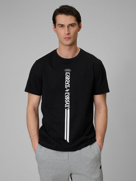 4F T-shirt regular z nadrukiem męski - czarny S. Czarne t-shirty męskie 4F, m, bez wzorów, z bawełny, bez kołnierzyka, bez ramiączek. W wyprzedaży za 49.99 zł.