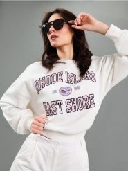 Bluza dresowa z haftowanym napisem - kremowy. Białe bluzy damskie Sinsay, l, bez wzorów, z dresówki, bez ramiączek, bez kaptura. Za 39.99 zł.