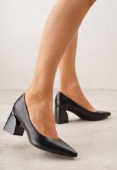 Czarne Czółenka na Geometrycznym Obcasie Oriphishis. Czarne czółenka damskie Born2be, bez wzorów, biznesowe, bez obcasa, na obcasie, bez zapięcia. Za 99.99 zł.