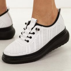 Białe ażurowane skórzane półbuty damskie Jezzi 135. Białe półbuty damskie Jezzi, na jesień, bez wzorów, z jeansu, klasyczne, z okrągłym noskiem, bez obcasa, na platformie, bez zapięcia. Za 239.00 zł.