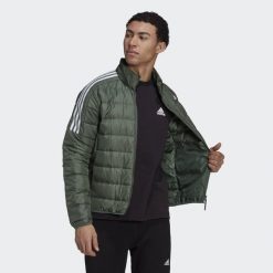 Kurtka puchowa adidas Essentials. Zielone kurtki męskie Adidas, s, bez wzorów, z puchu, sportowe, bez kaptura. W wyprzedaży za 358.60 zł.