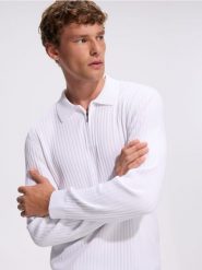 Prążkowany sweter polo - biały. Białe swetry męskie Reserved, l, bez wzorów, z bawełny, bez kołnierzyka, bez ramiączek. Za 129.99 zł.