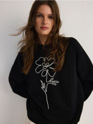 Bawełniana bluza z haftem - czarny. Czarne bluzy damskie Reserved, l, bez wzorów, z bawełny, bez ramiączek, bez kaptura. W wyprzedaży za 59.99 zł.