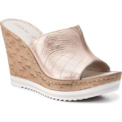 Klapki LASOCKI M827. Klapki damskie Lasocki, bez wzorów, bez obcasa, bez zapięcia. Za 139.99 zł.