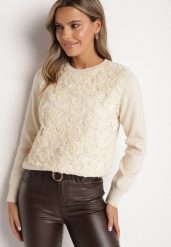 Jasnobeżowy Sweter z Wiskozą i Siateczkowymi Aplikacjami Hariena. Brązowe swetry nierozpinane damskie Born2be, z aplikacjami, z wiskozy, eleganckie, bez kołnierzyka, bez ramiączek. Za 139.99 zł.