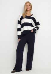Granatowy Dzianinowy Komplet Szerokie Spodnie i Sweter w Paski Falesea. Niebieskie swetry nierozpinane damskie Born2be, bez wzorów, z bawełny, eleganckie, bez kołnierzyka, bez ramiączek. Za 109.99 zł.
