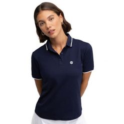 Damska golfowa koszulka polo pique Siroko Valderrama Navy. Niebieskie bluzki damskie SIROKO, bez wzorów, prążkowane, sportowe, bez kołnierzyka, bez ramiączek. W wyprzedaży za 164.00 zł.
