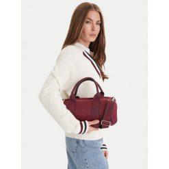 Torba weekendowa Guess. Czerwone torby podróżne damskie Guess, z aplikacjami. Za 209.99 zł.