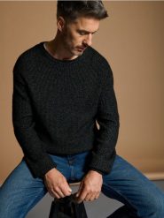 Sweter - czarny. Czarne swetry męskie Sinsay, l, bez wzorów, bez kołnierzyka, bez ramiączek. W wyprzedaży za 39.99 zł.