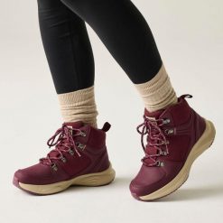 Damskie buty trekkingowe Regatta Sambrook. Fioletowe obuwie trekkingowe damskie Regatta, z gumy, bez zapięcia. Za 357.00 zł.