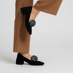 Czółenka damskie S. Barski, na klocku zamszowe z ozdobą i noskiem w szpic, czarne-srebrne, MR52-181. Czarne czółenka damskie S.BARSKI, z aplikacjami, z zamszu, eleganckie, bez obcasa, na obcasie, bez zapięcia. Za 299.00 zł.