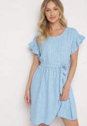 Jasnoniebieska Sukienka Ozdobiona Falbankami i Paskiem Izulira. Niebieskie sukienki damskie Born2be, uniwersalny, bez wzorów, eleganckie, bez kołnierzyka, bez ramiączek, mini. Za 79.99 zł.