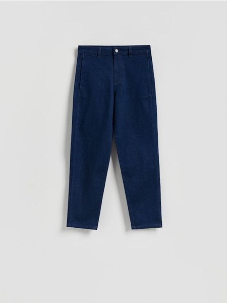 Jeansy chino - granatowy. Niebieskie jeansy damskie Reserved, bez wzorów, z denimu. W wyprzedaży za 79.99 zł.