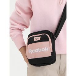 Torebka Reebok. Czarne listonoszki damskie Reebok, bez wzorów, bez dodatków. Za 69.99 zł.