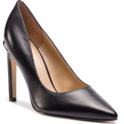Szpilki GUESS - Bellamy FL6BMY LEA08 BLACK. Czarne szpilki damskie Guess, z aplikacjami, ze skóry ekologicznej, bez obcasa, na obcasie, bez zapięcia. W wyprzedaży za 319.00 zł.