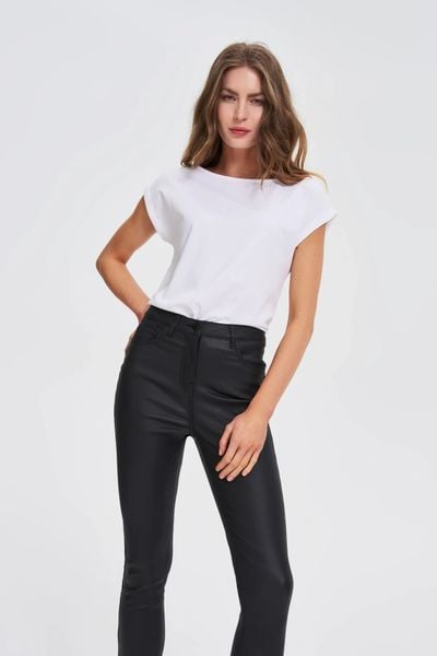 T-shirt z bawełny biały. Białe t-shirty damskie MOODO, l, bez wzorów, z bawełny, bez kołnierzyka, bez ramiączek. Za 39.99 zł.