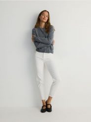 Jeansy mom fit - złamana biel. Jeansy damskie Reserved, bez wzorów, z bawełny. Za 129.99 zł.