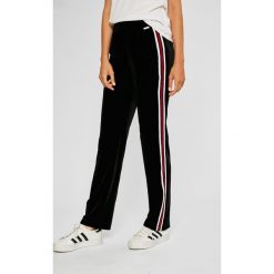 Guess Jeans - Spodnie Rina. Czarne spodnie materiałowe damskie Guess Jeans, z aplikacjami, z elastanu, casualowe, z podwyższonym stanem. W wyprzedaży za 249.90 zł.