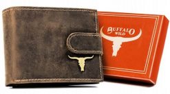 Mały portfel męski ze skóry naturalnej zamykany na zatrzask - Buffalo Wild. Brązowe portfele męskie bez wzorów, ze skóry. Za 22.00 zł.